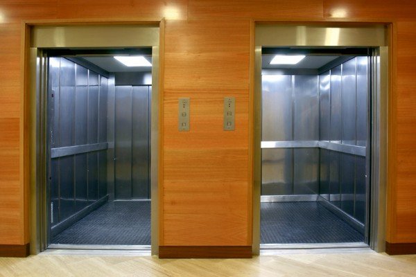 como ahorrar en el gasto de ascensores en el edificio
